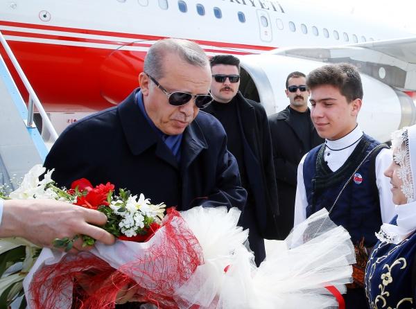 Okul öğrencilerimiz Sayın Cumhurbaşkanımız Recep Tayyip  ERDOĞAN beyefendiyi  12 nisan Erzurum hava alanında sevgi ve çiçeklerle karşıladı.